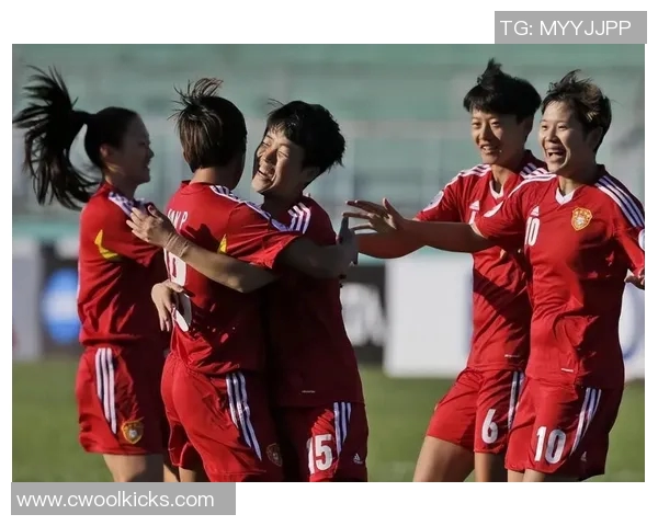 男足球星与女足美女邂逅引热议 两位运动员背后不为人知的故事