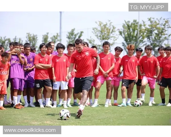 足球球星展现完美腹肌 力量与魅力并存的运动硬汉风采