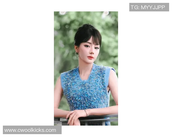 迪丽热巴与足球球星神似 网友称其为足球场上的美丽替身